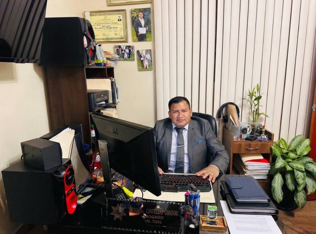 Víctor Contreras, Abogado Penalista en su oficina en Lima Perú